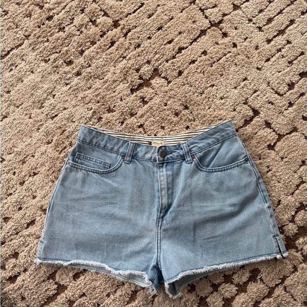 Roxy light denim short.